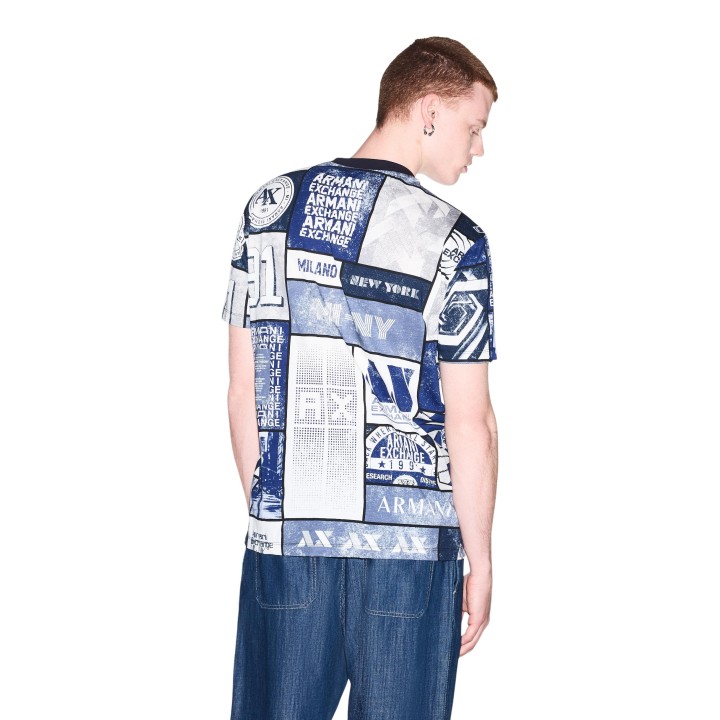 Camiseta Armani Exchange de hombre blanca con estampado azul vista posterior tres cuartos