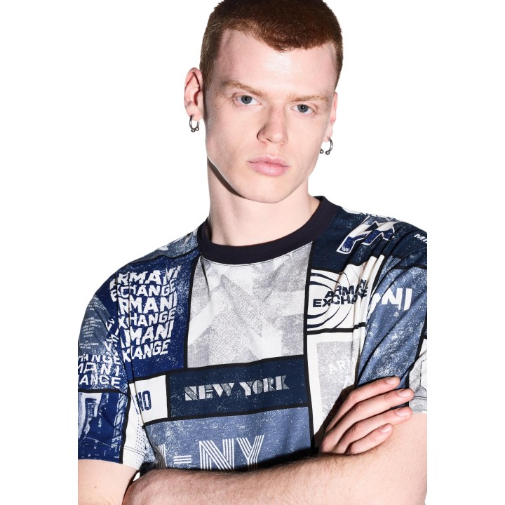 Detalle frontal de camiseta Armani Exchange de hombre blanca con estampado azul