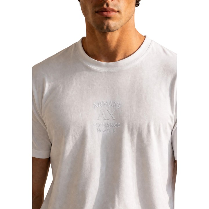 Detalle frontal de camiseta blanca de hombre Armani Exchange XM003023 AF10358