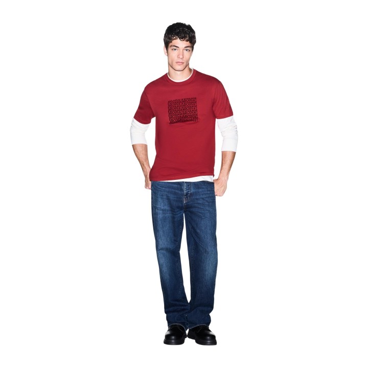 Camiseta Armani Exchange roja de hombre XM003044 AF21323 vista frontal con modelo