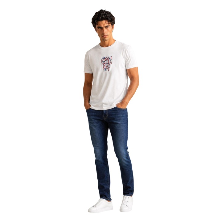 Armani Exchange camiseta blanca de hombre XM003063 AF10358 vista frontal con vaqueros