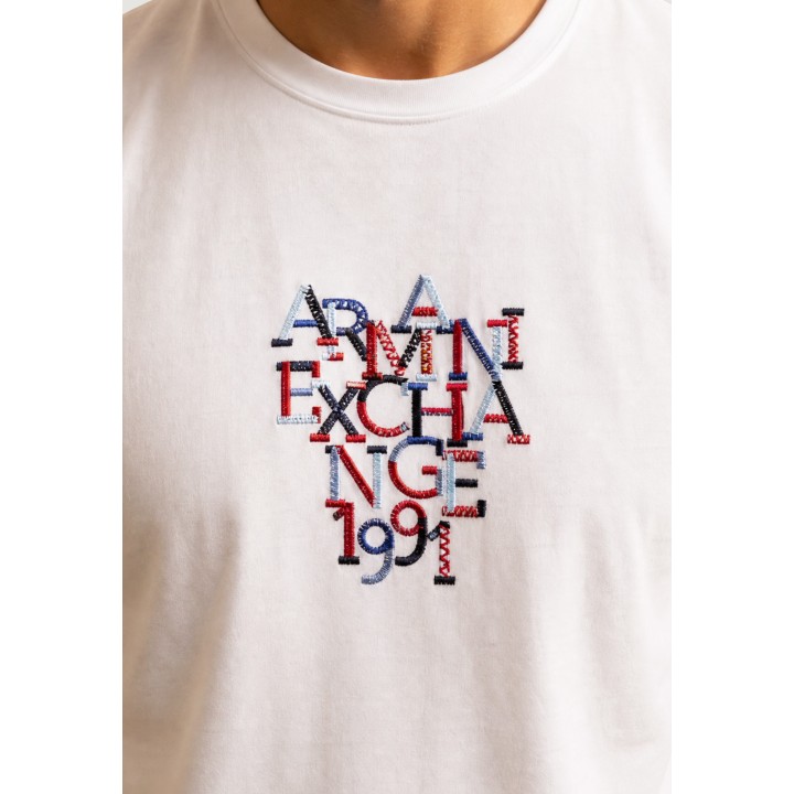 Armani Exchange camiseta blanca de hombre XM003063 AF10358 detalle del bordado frontal