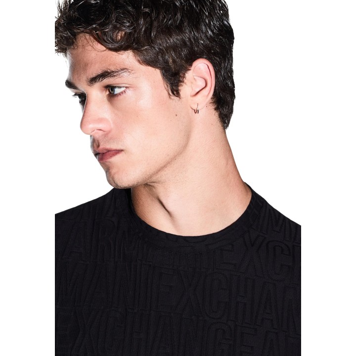 Armani Exchange camiseta de hombre negra detalle del cuello y tejido