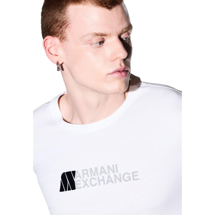Detalle del logo Armani Exchange en camiseta blanca de hombre