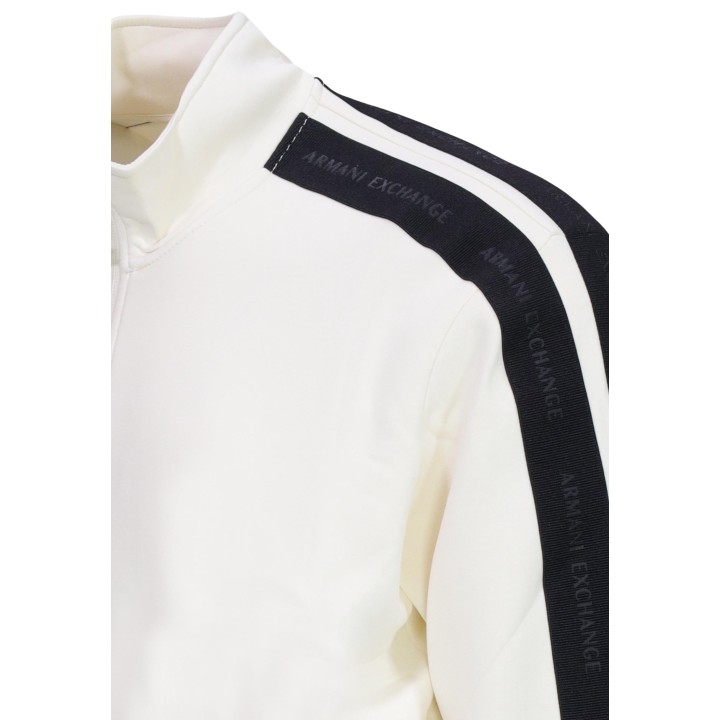 Detalle de sudadera blanca Armani Exchange de hombre XM003144 AF13047