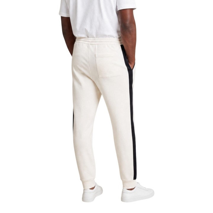 Armani Exchange pantalón deportivo de hombre blanco vista posterior tres cuartos