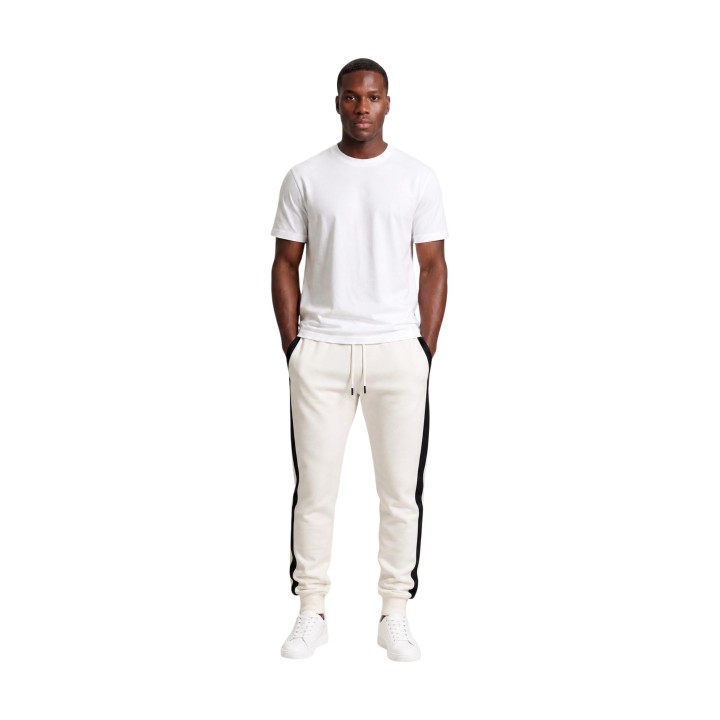Armani Exchange pantalón deportivo de hombre blanco vista frontal con modelo
