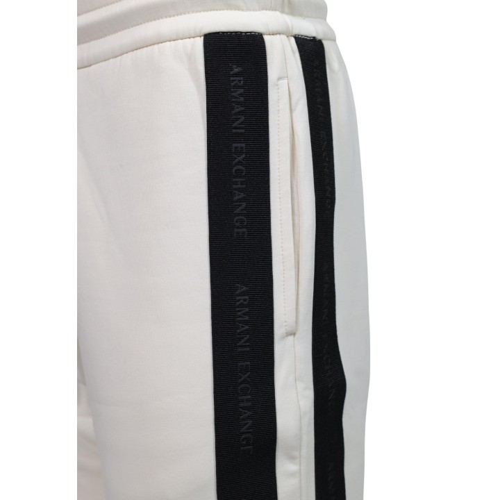 Detalle de banda lateral negra del pantalón blanco Armani Exchange