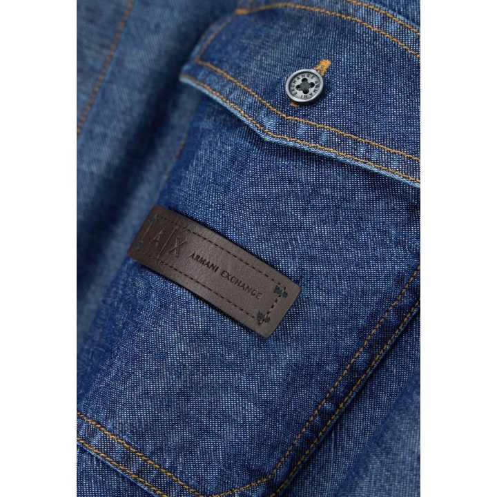 Detalle del tejido vaquero y botón de camisa Armani Exchange