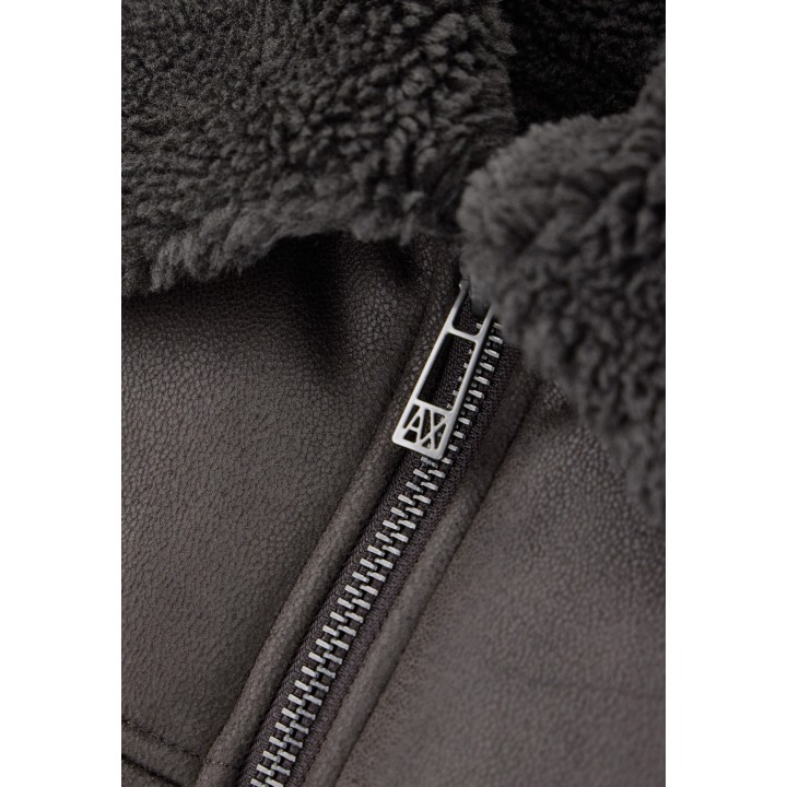 Detalle del cierre y cuello de chaqueta marrón Armani Exchange XM003323 AF28562