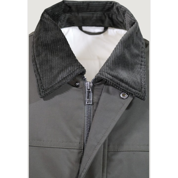 Detalle del cuello de pana y cremallera de chaqueta Armani Exchange verde oliva