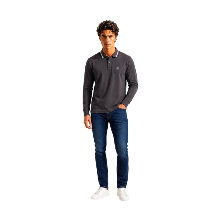 Armani Exchange polo negro de hombre de manga larga vista de tres cuartos