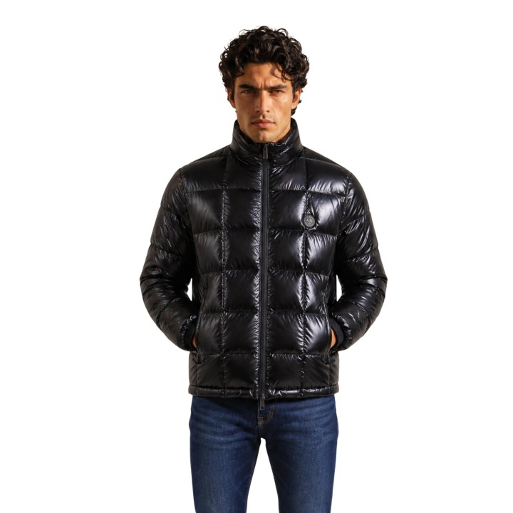 Armani Exchange chaqueta acolchada negra de hombre vista frontal
