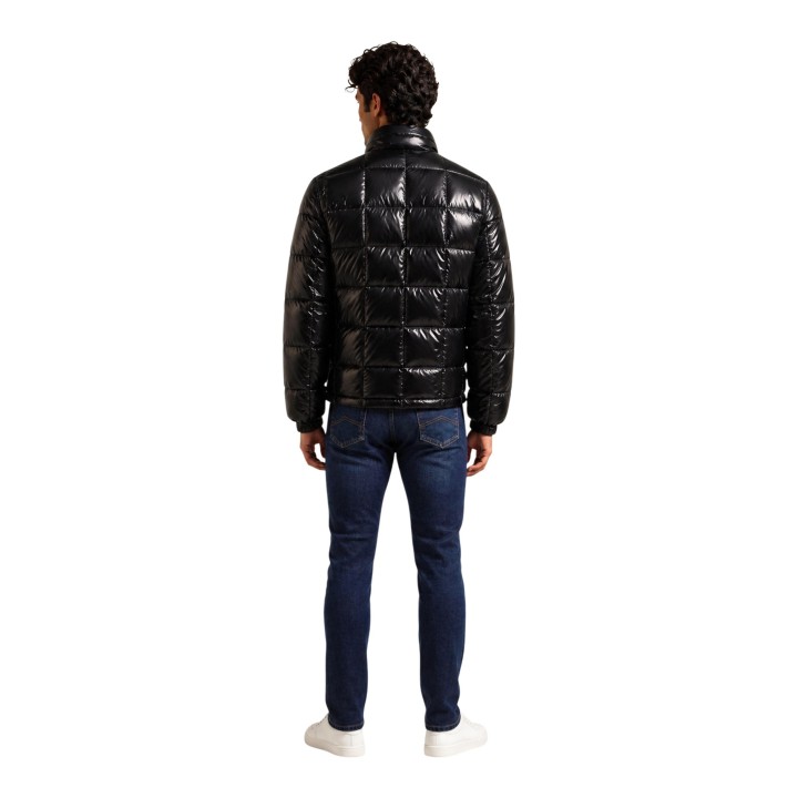 Armani Exchange chaqueta acolchada negra de hombre vista posterior