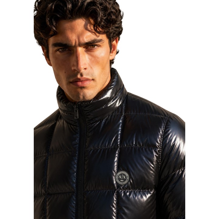 Detalle frontal de chaqueta negra acolchada Armani Exchange de hombre