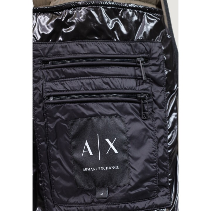 Detalle interior de chaqueta negra acolchada Armani Exchange con etiqueta