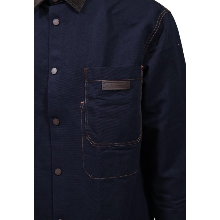 Detalle de bolsillo y costuras de camisa Armani Exchange azul oscuro de hombre