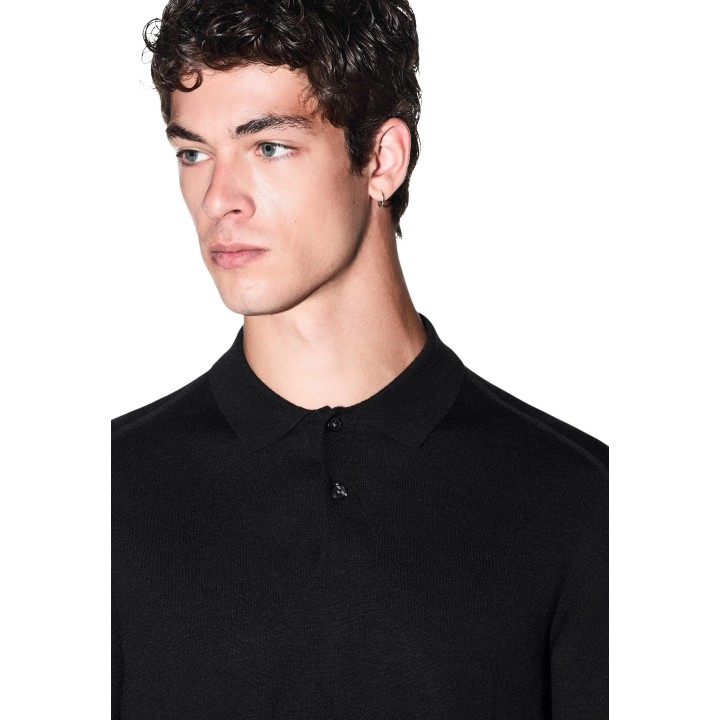 Detalle del cuello y botones del jersey negro Armani Exchange de hombre