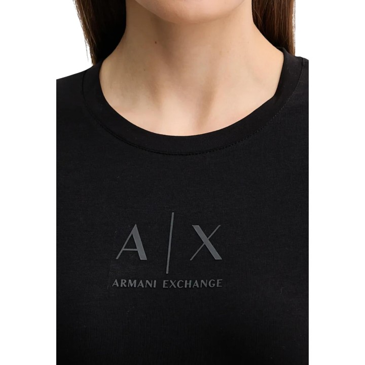 Detalle frontal del logo de camiseta negra Armani Exchange de mujer