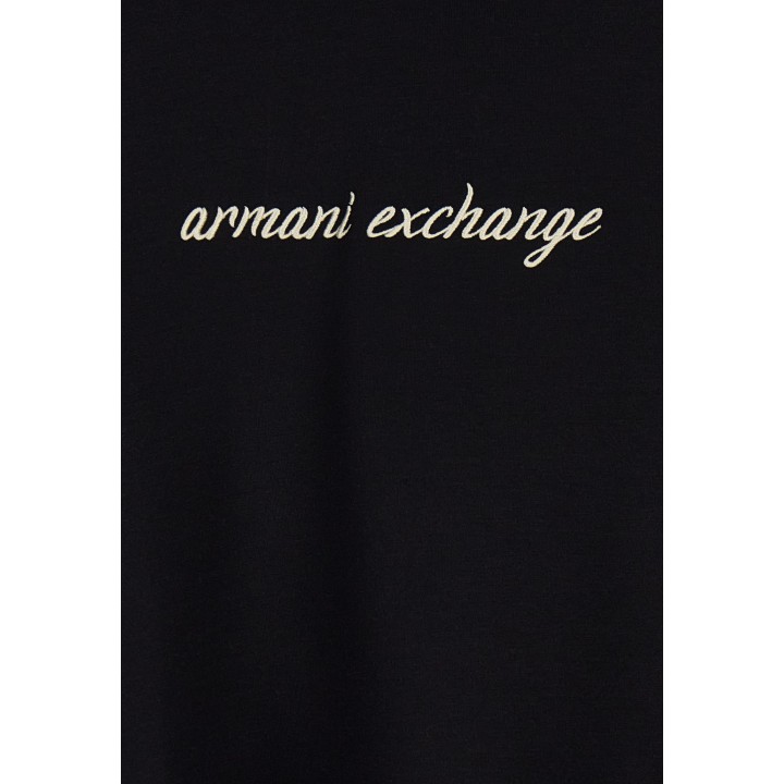 Detalle del bordado Armani Exchange en sudadera negra para mujer