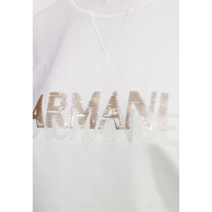 Detalle del logo de sudadera beige Armani Exchange de mujer