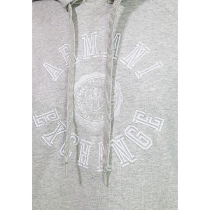 Detalle del logo bordado en sudadera gris Armani Exchange de mujer