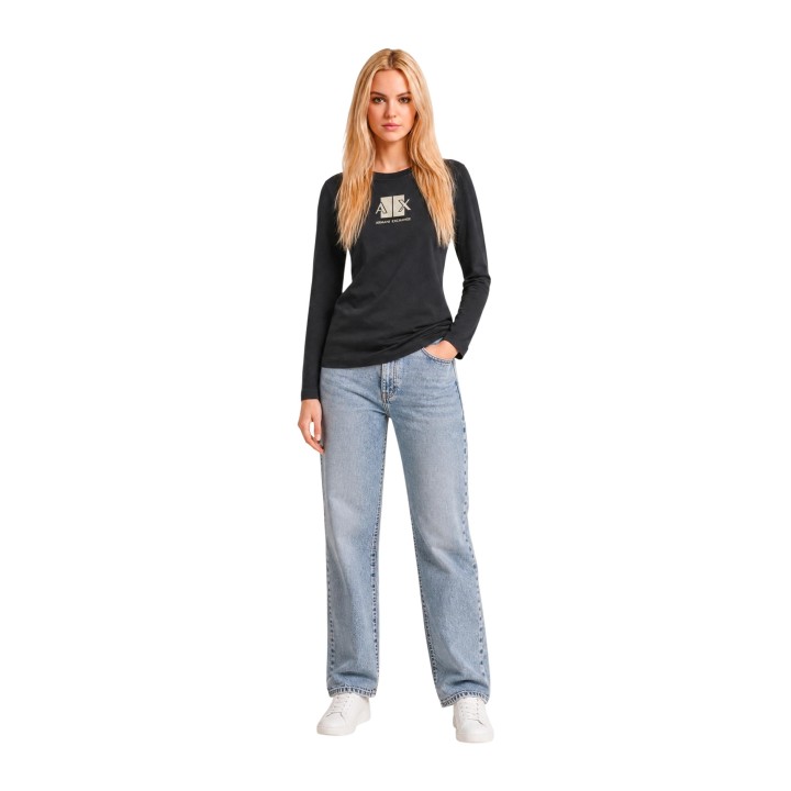 Armani Exchange camiseta negra de manga larga para mujer vista frontal de cuerpo entero