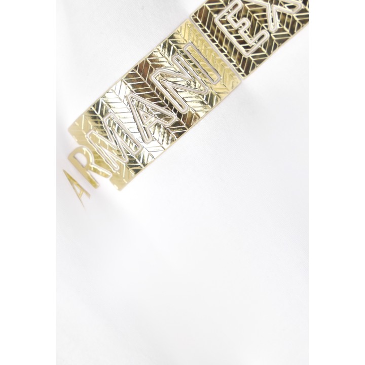 Detalle del logo Armani Exchange en camiseta blanca de mujer