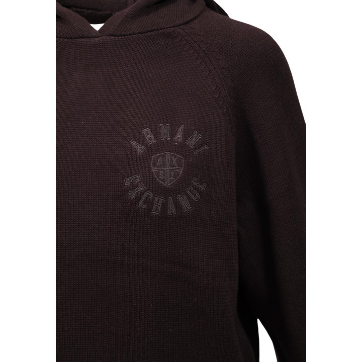 Detalle del logo bordado en jersey Armani Exchange marrón oscuro