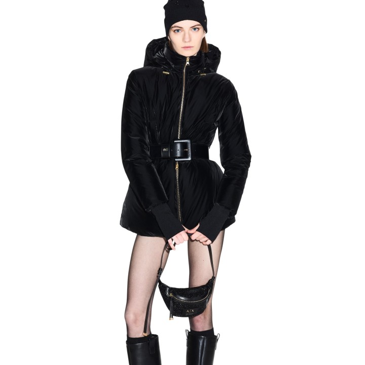 Chaqueta negra de mujer Armani Exchange con capucha vista frontal