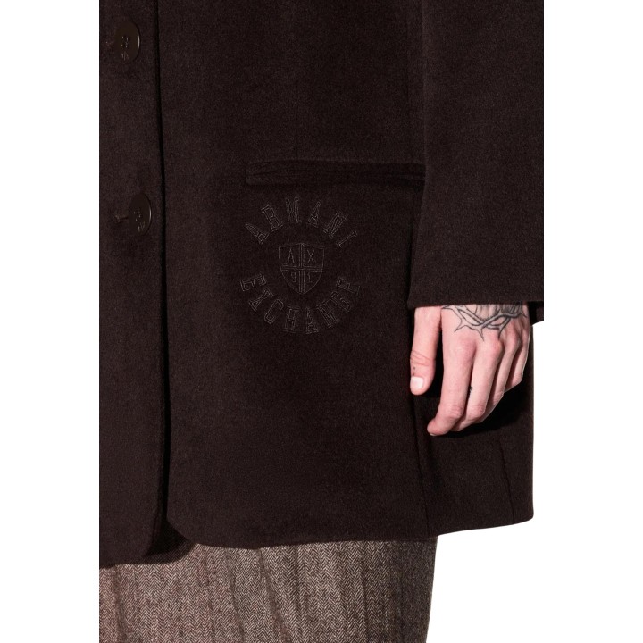 Detalle de chaqueta Armani Exchange para mujer marrón oscuro bolsillo interior