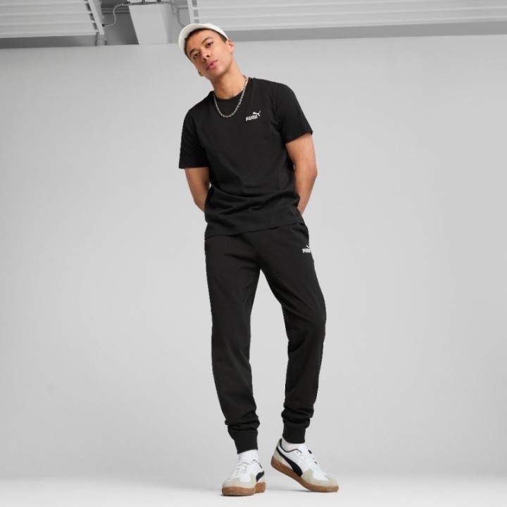 Camiseta negra Puma para hombre con pequeño logo en el pecho vista frontal