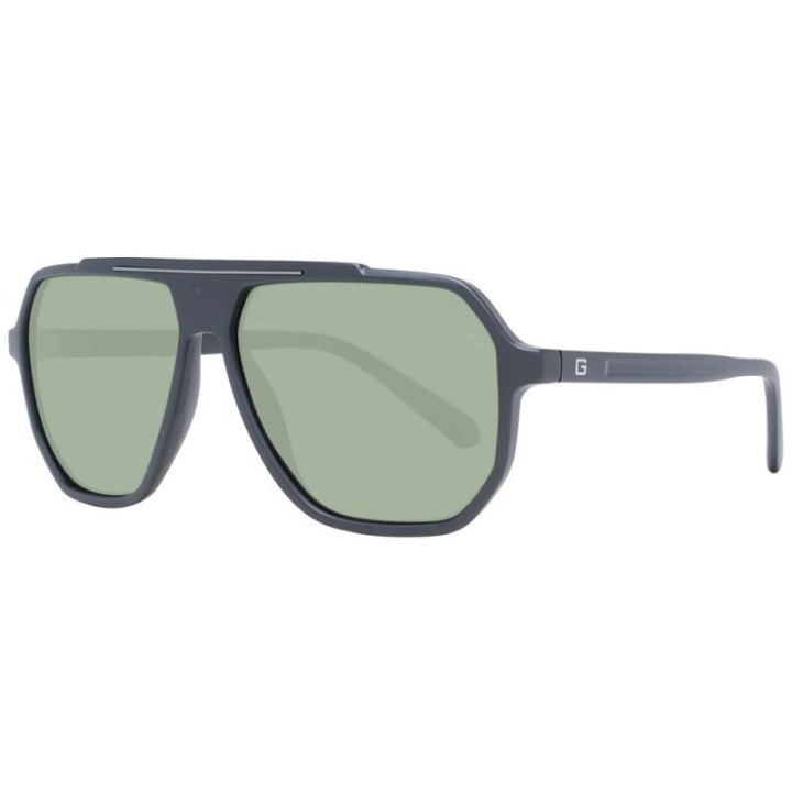 Gafas de sol negras para hombre Guess polarizadas vista lateral