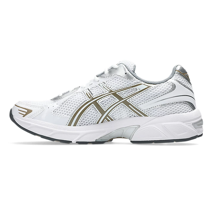 Vista lateral izquierda de la zapatilla blanca con detalles dorados y grises, modelo 1203A609-104.