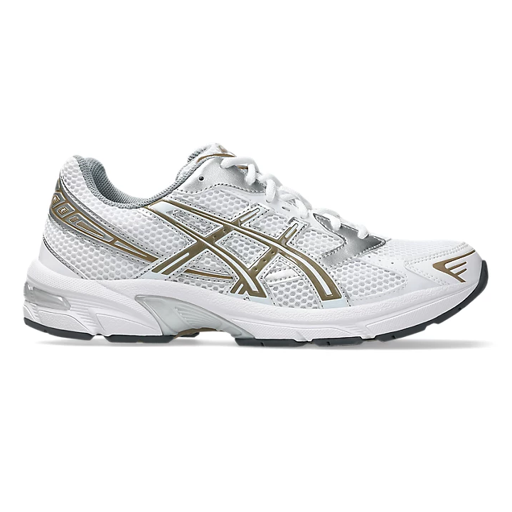 Vista lateral derecha de la zapatilla blanca con detalles dorados y grises, modelo 1203A609-104.