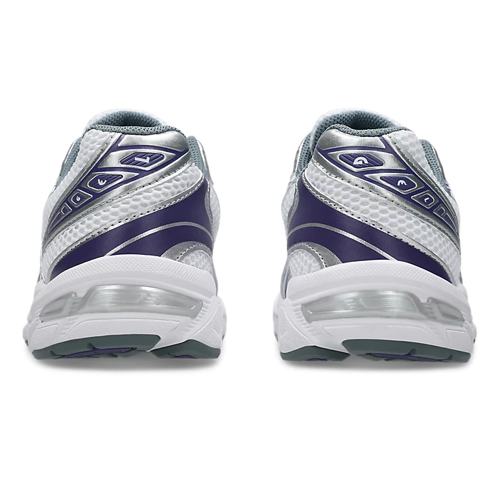 Vista trasera del par de zapatillas New Balance 1202A164-122 en blanco con detalles morados y plateados.