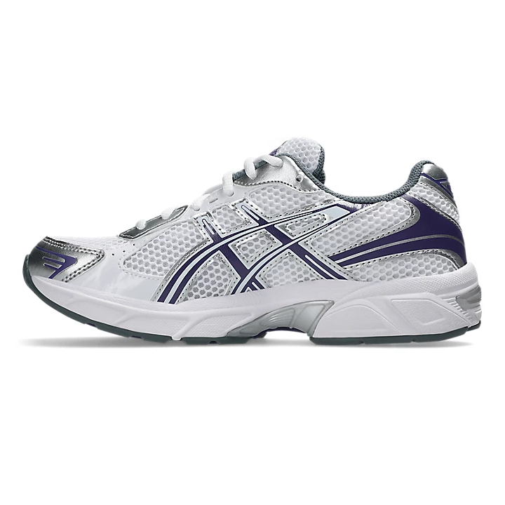 Vista de perfil izquierdo de la zapatilla New Balance 1202A164-122 en blanco con detalles morados y plateados.
