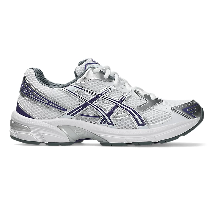 Vista de perfil derecho de la zapatilla New Balance 1202A164-122 en blanco con detalles morados y plateados.