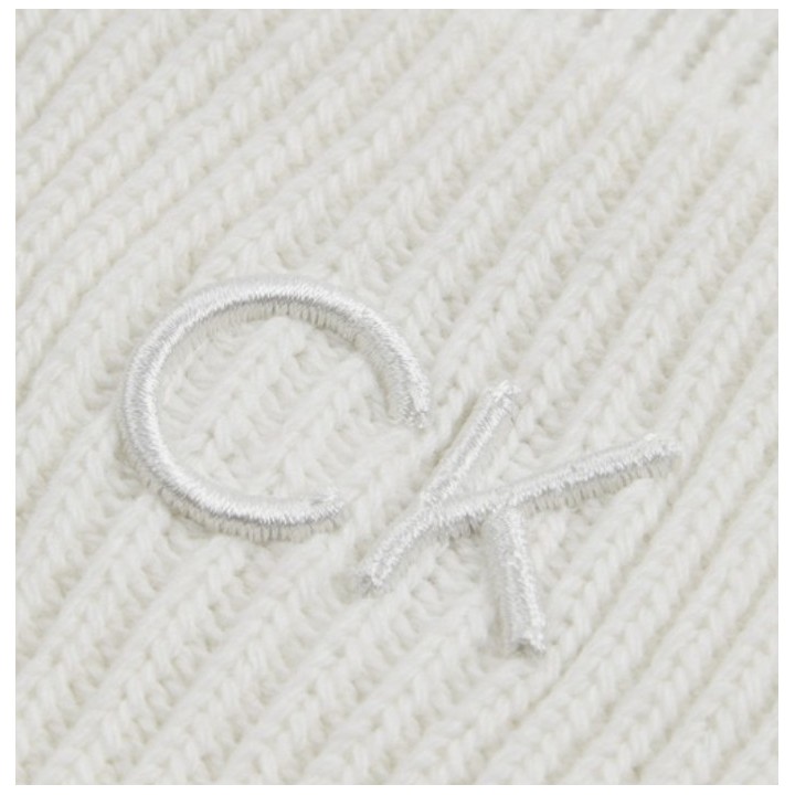 Gorro Calvin Klein blanco de canalé fino, suave y cálido para tu invierno