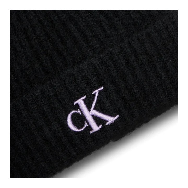 Gorro acanalado negro para mujer Calvin Klein detalle