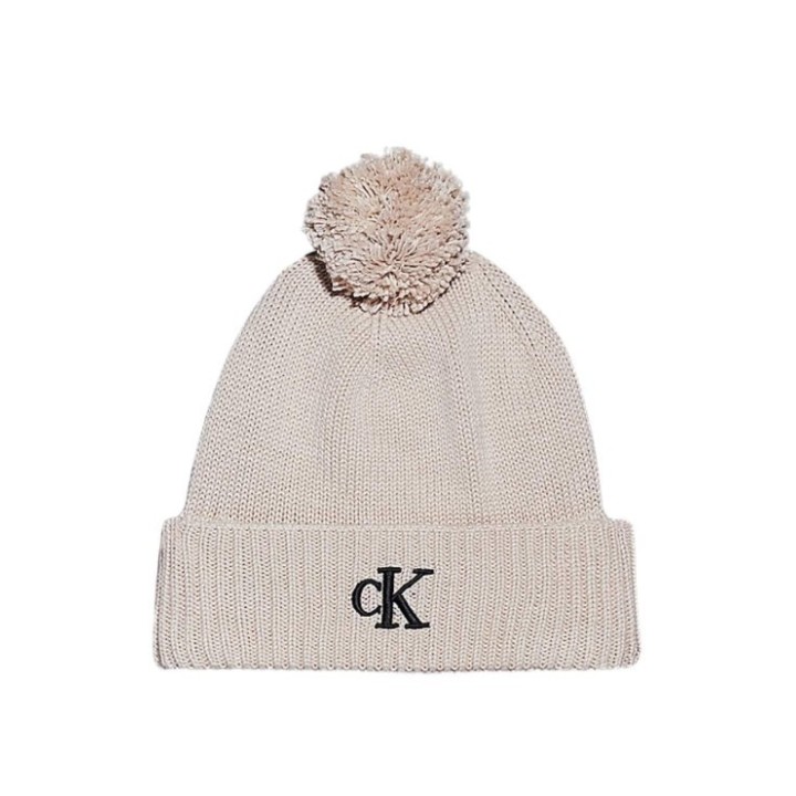 Gorro Calvin Klein de punto beige con pompón vista frontal