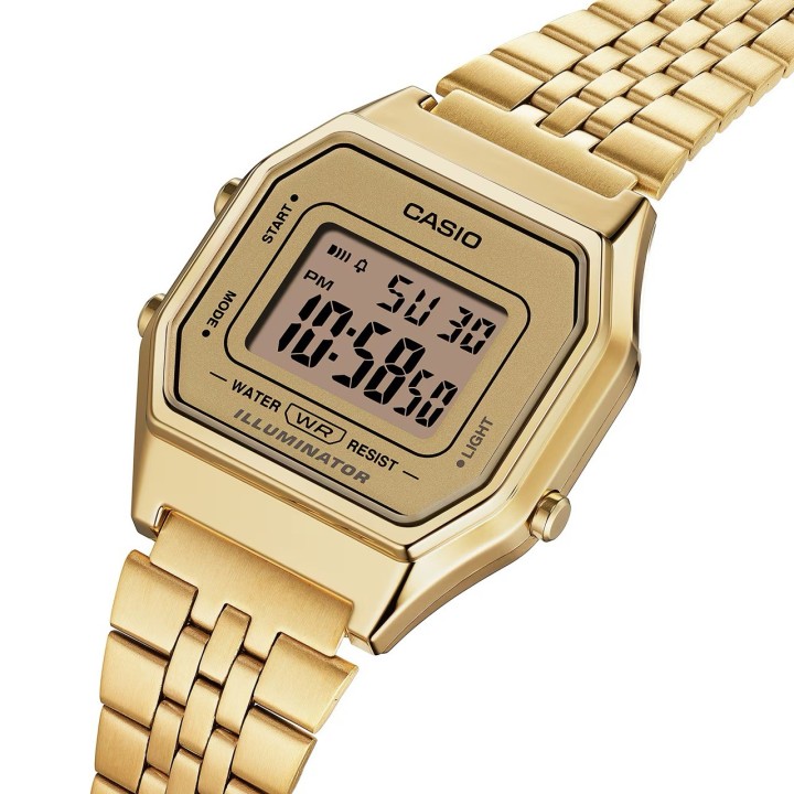Reloj digital Casio unisex dorado con pulsera de acero vista en angulo