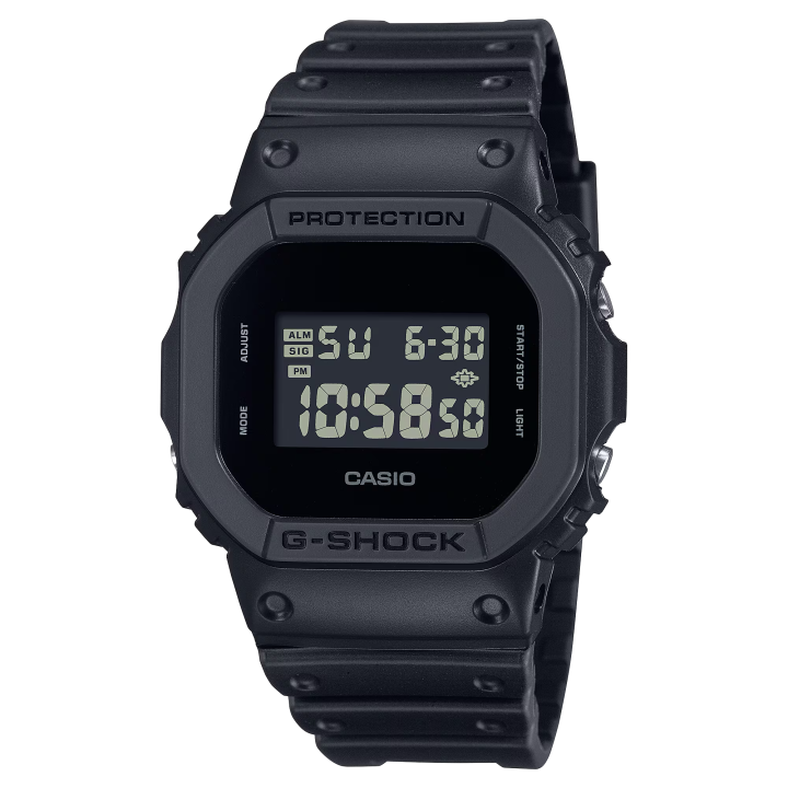 Reloj Casio G-Shock DW-5600UBB-1 negro mate con pantalla digital negativa, vista frontal.