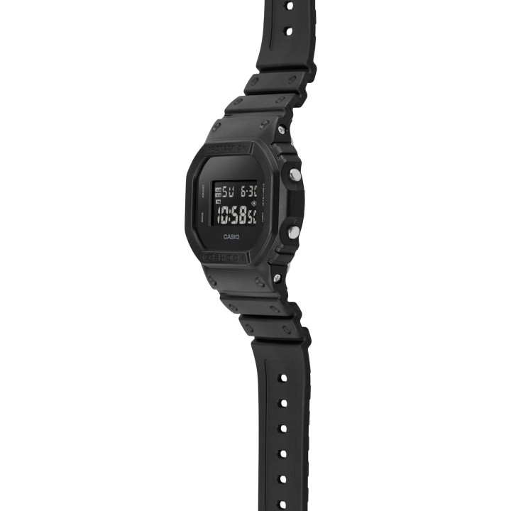 Casio G-Shock DW-5600UBB-1 negro, vista lateral con correa de resina extendida.