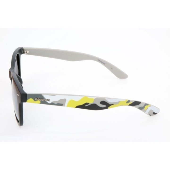 Gafas de sol Polaroid unisex montura negra y varillas camufladas vista lateral