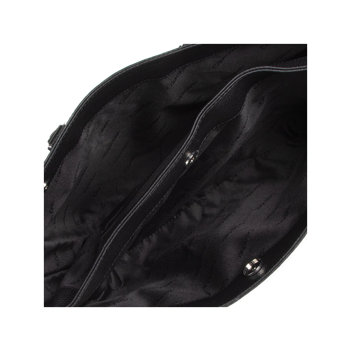 Bolso Calvin Klein de polietileno con logo negro detalle