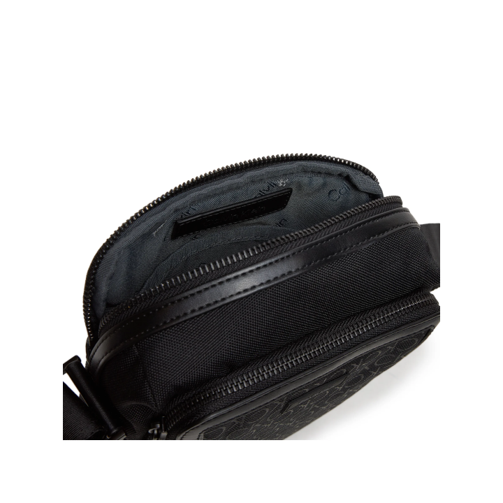 bolso bandolera negro de poliester para hombre calvin klein vista detalle