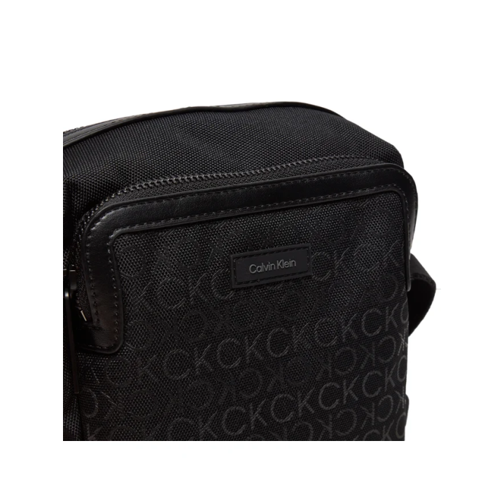 bolso bandolera negro de poliester para hombre calvin klein vista detalle