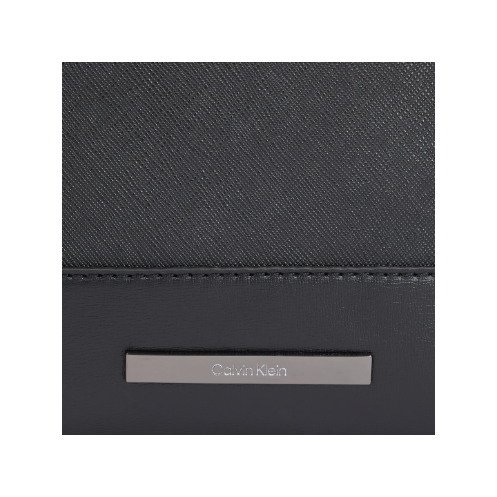 bolso bandolera negro de poliéster para hombre Calvin Klein vista detalle
