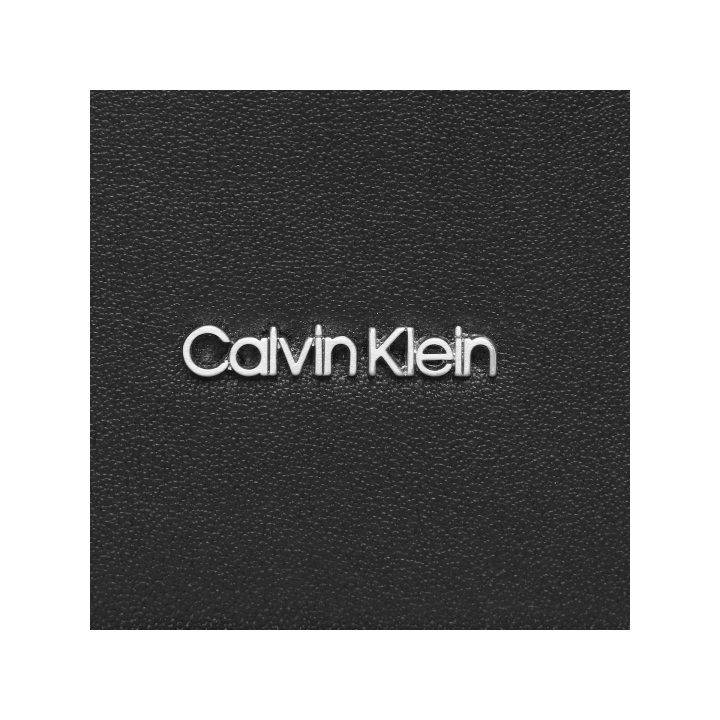 Mochila negra de poliester reciclado para mujer Calvin Klein vista logo